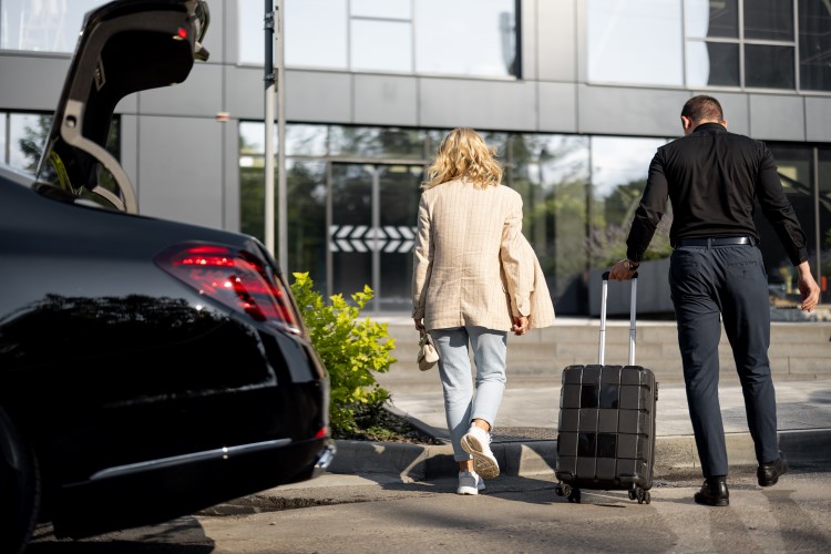 Top Benefits of Pre-Booking Airport Transfers in UAE